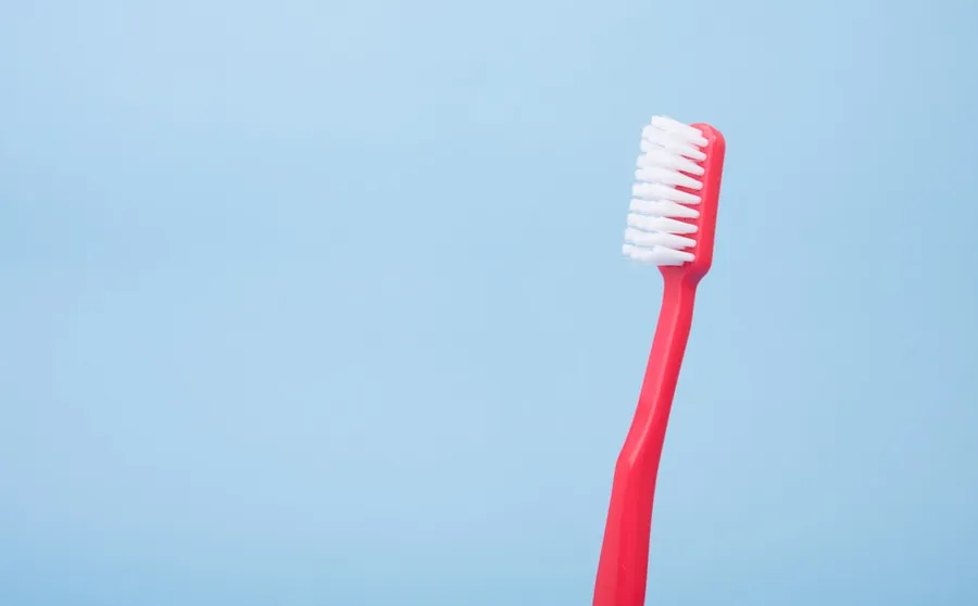 Ilustrasi mimpi pasta gigi — red toothbrush