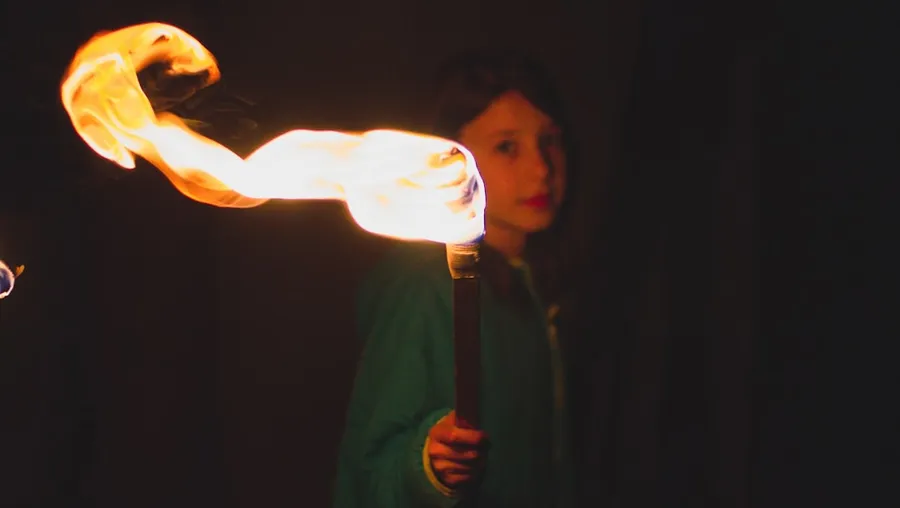 Ilustrasi mimpi pembawa obor — person holding torch during night time