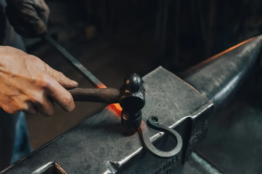 Ilustrasi mimpi pembuat pedang — person holding black metal pipe
