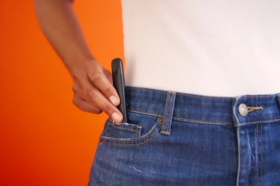 Ilustrasi mimpi pencopet wanita — a person holding a cell phone in their pocket