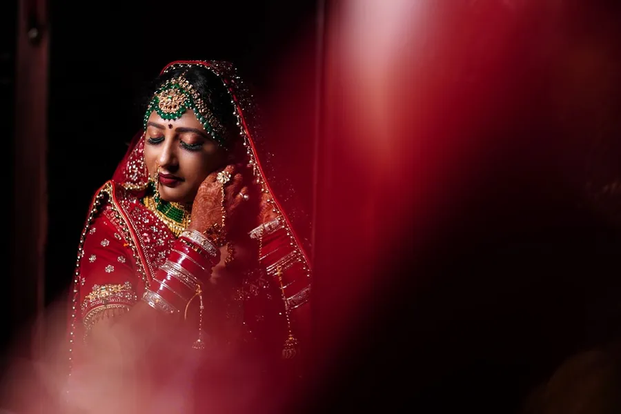 Ilustrasi mimpi pengantin wanita — a person in a red dress