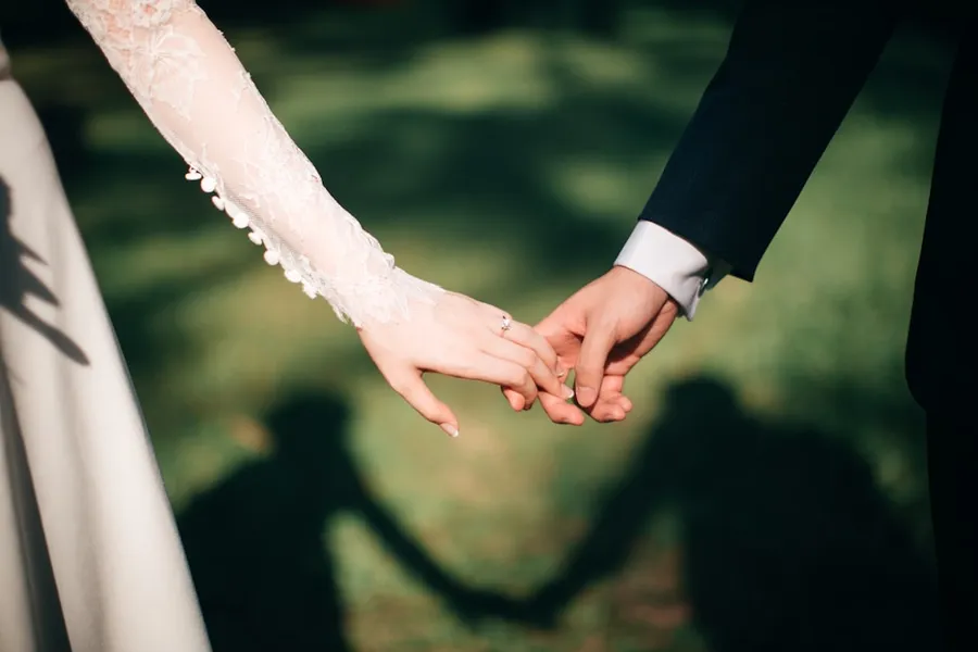 Ilustrasi mimpi pengantin — man and woman holding hands focus photo