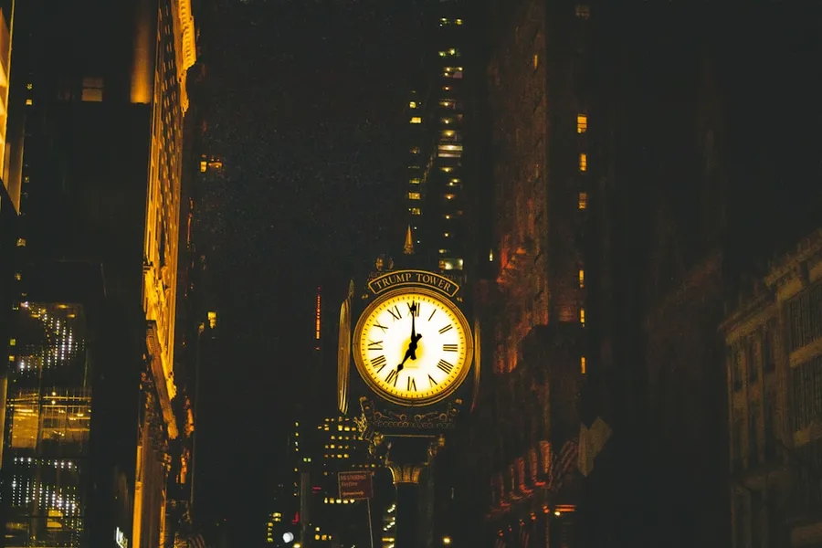 Ilustrasi mimpi penjaga malam — a large clock on the side of a building
