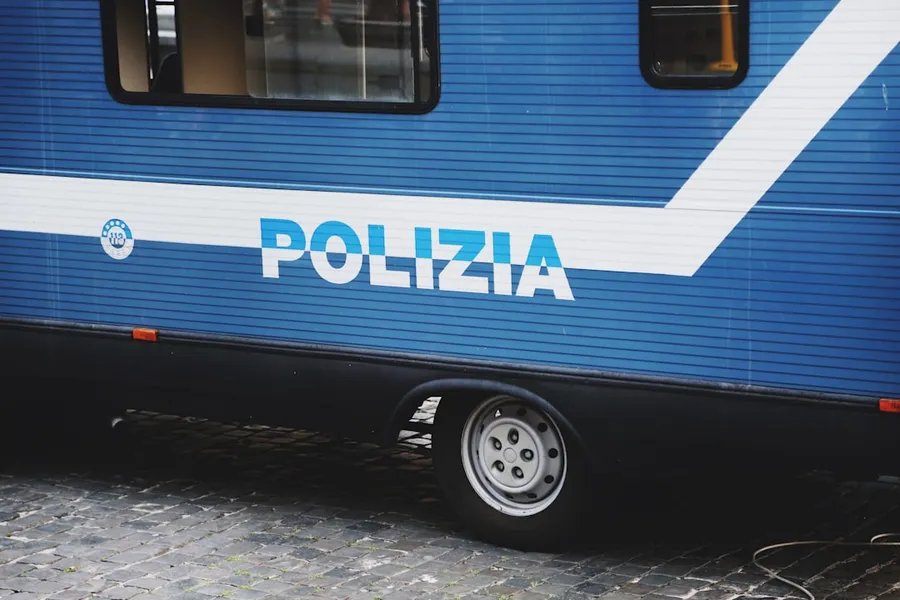 Ilustrasi mimpi penjaga mobil — blue and white bus on road during daytime