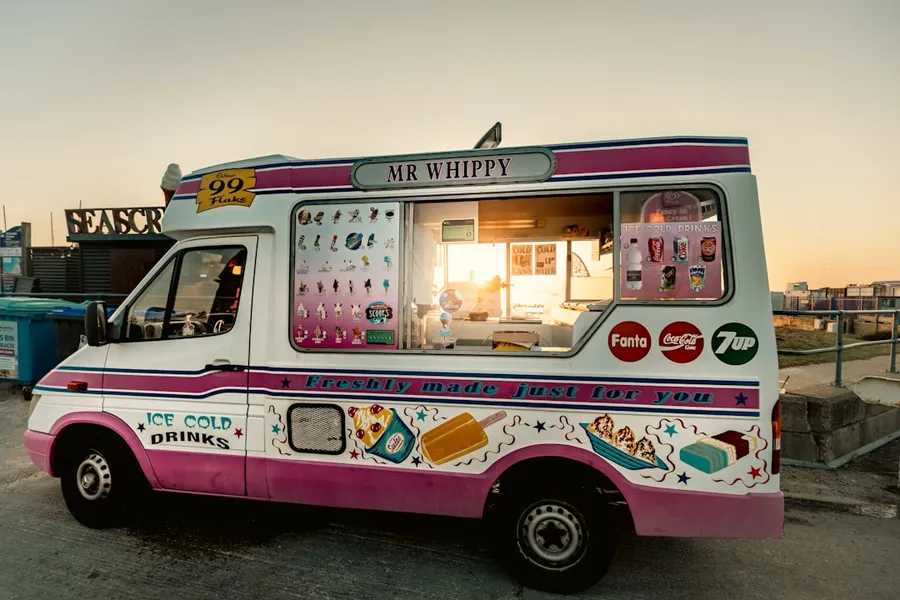 Ilustrasi mimpi penjual es — Ice cream truck parked outdoors during the day