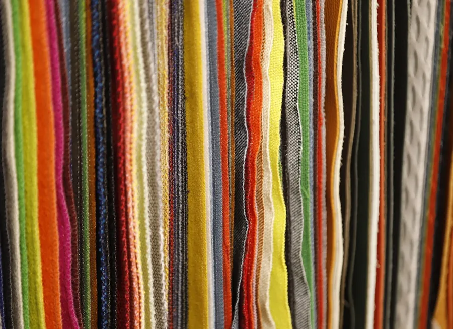 Ilustrasi mimpi penjual kain — a close up of a bunch of colored pencils