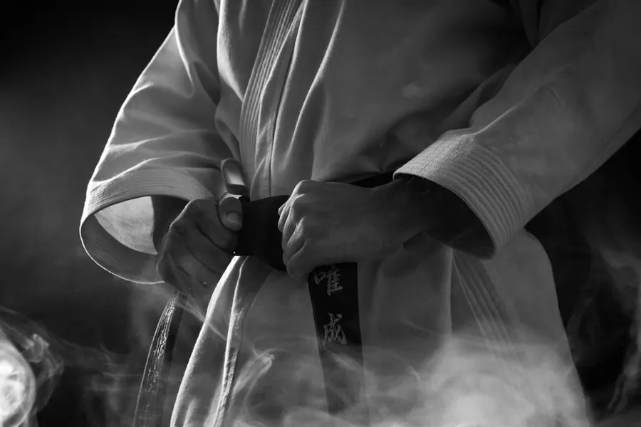 Ilustrasi mimpi penjual silat — a person holding a bottle