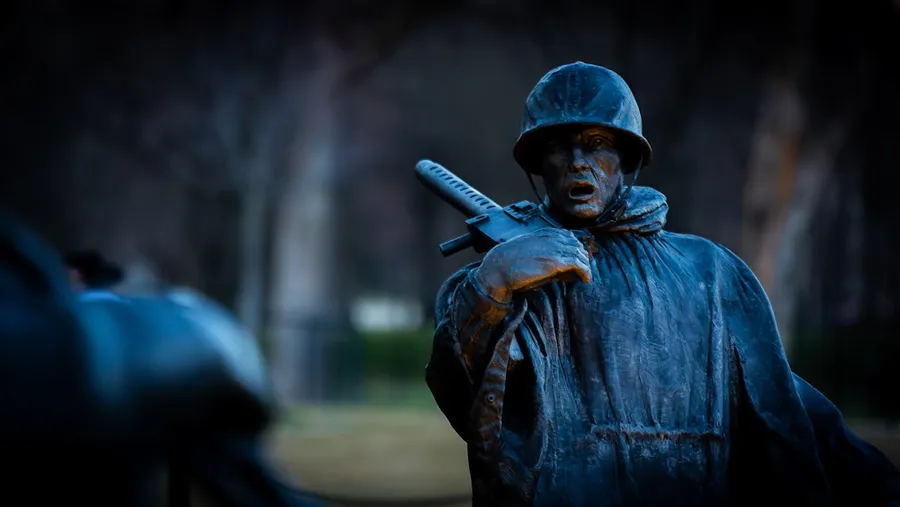 Ilustrasi mimpi perang — a statue of a soldier holding a gun