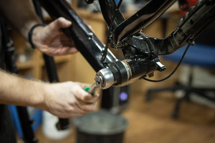 Ilustrasi mimpi perbaiki sepeda — a close up of a person working on a bike