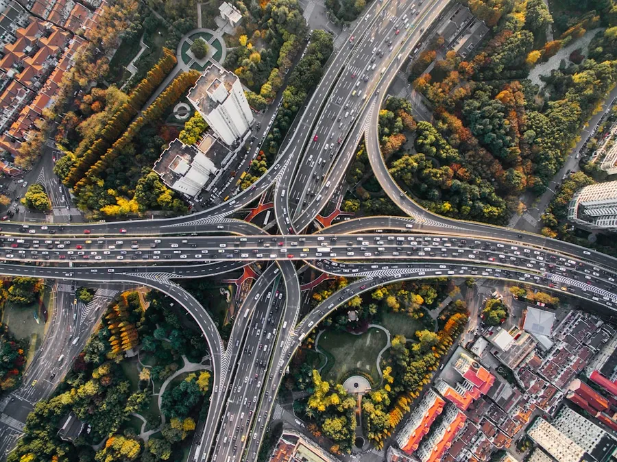 Ilustrasi mimpi perempatan jalan — aerial photography of concrete roads