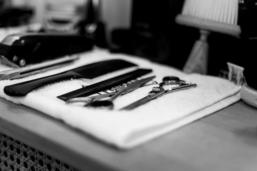 Ilustrasi mimpi petan — gray stainless steel scissors on towel