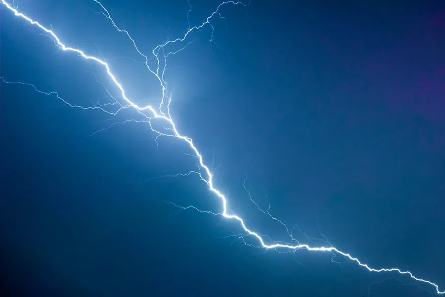 Ilustrasi mimpi petir menyambar — a lightning bolt is seen in the sky