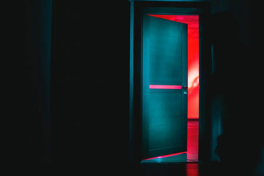 Ilustrasi mimpi pintu — white wooden door