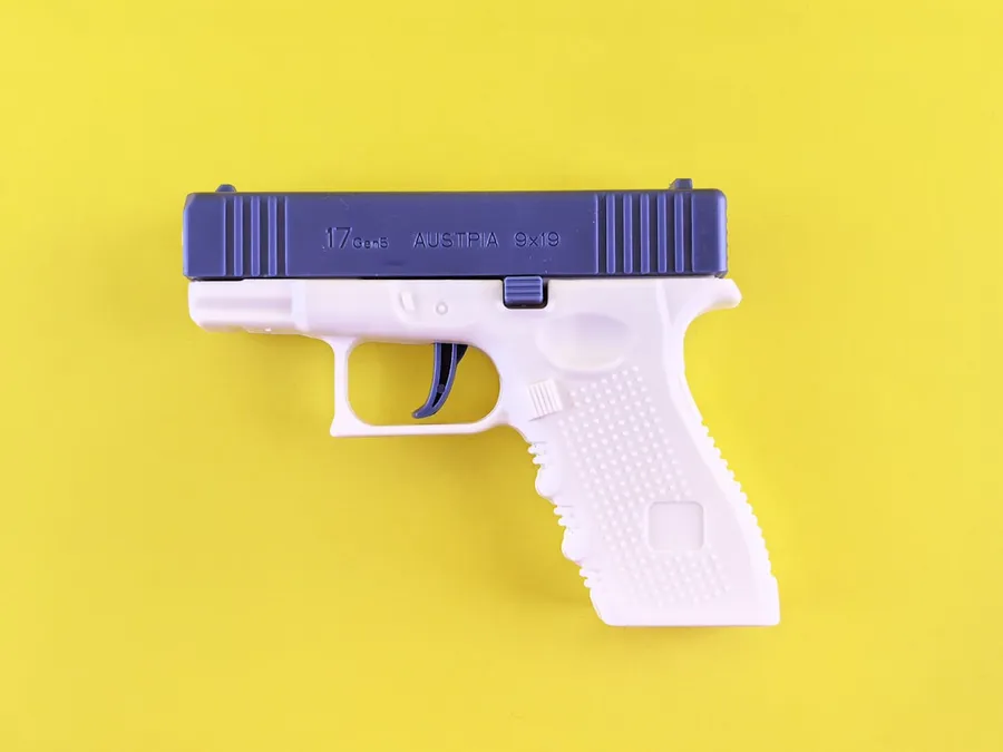 Ilustrasi mimpi pistol mainan — A toy gun on a yellow background