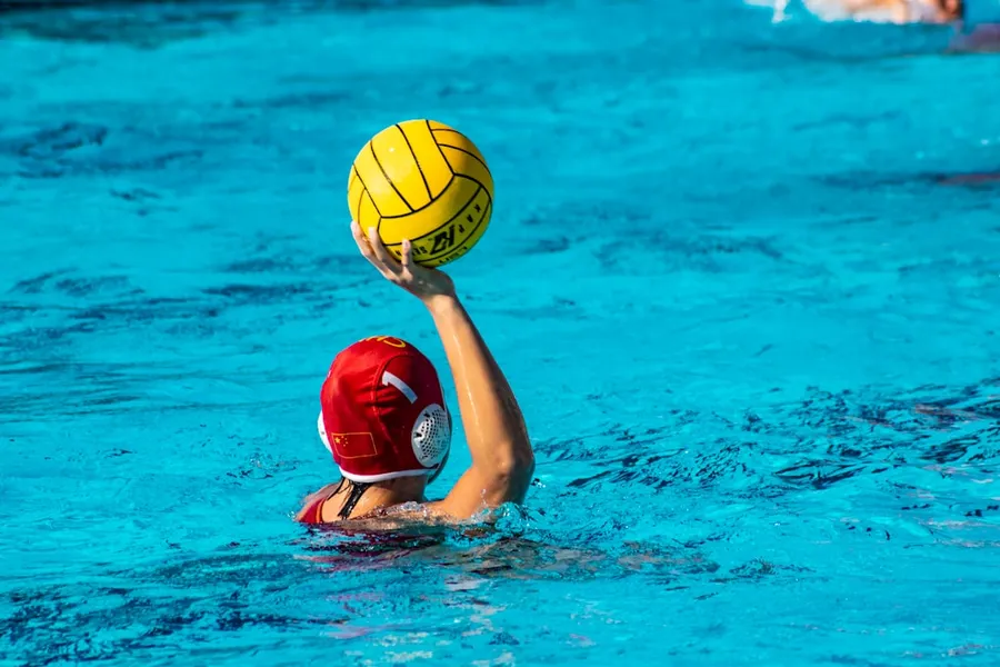 Ilustrasi mimpi polo air — a person in a pool with a ball in their hand
