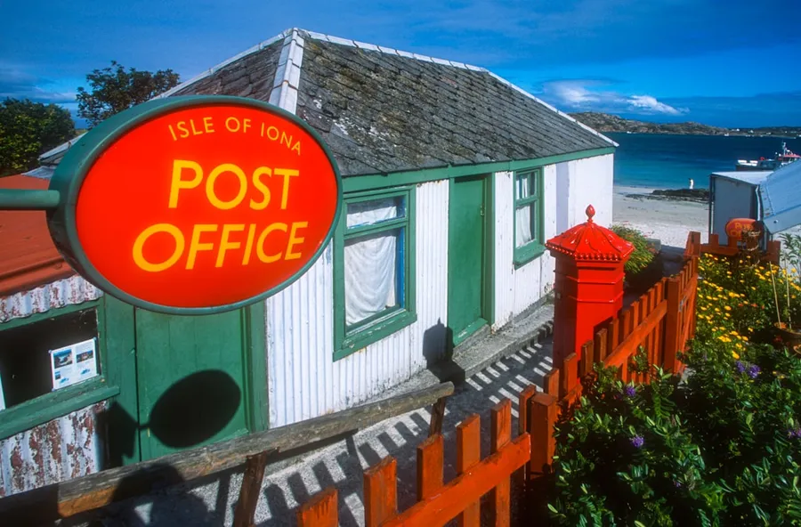 Ilustrasi mimpi pos polisi — white and red wooden house near body of water during daytime