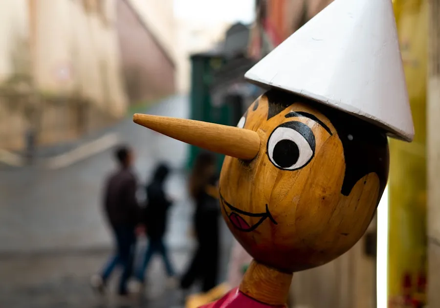 Ilustrasi mimpi prahasta — a wooden statue with a white hat on top of it