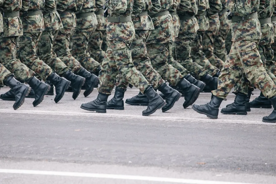 Ilustrasi mimpi prajurit — men in green and brown camouflage uniform