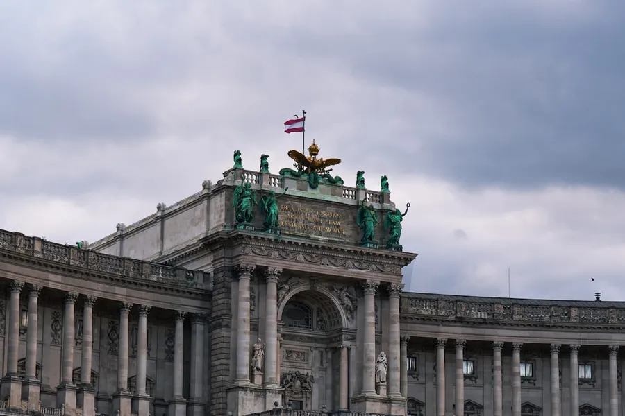 Ilustrasi mimpi putra raja — Ornate building facade with a flag on top.