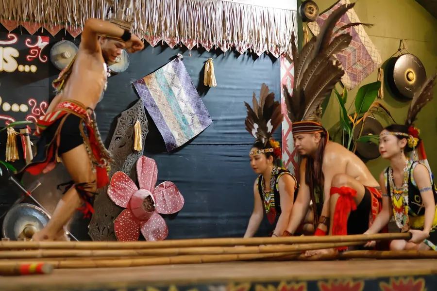 Ilustrasi mimpi raden lesmana — Performers in traditional attire during a cultural show.