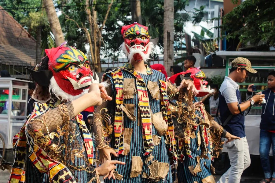 Ilustrasi mimpi raja kera — three person with red masks