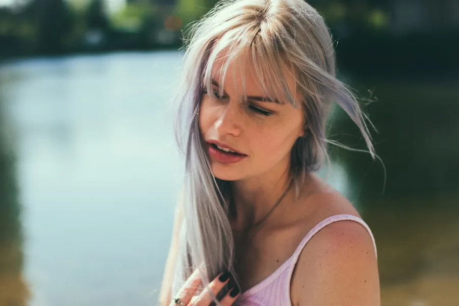 Ilustrasi mimpi rambut beruban — woman wearing pink spaghetti strap top