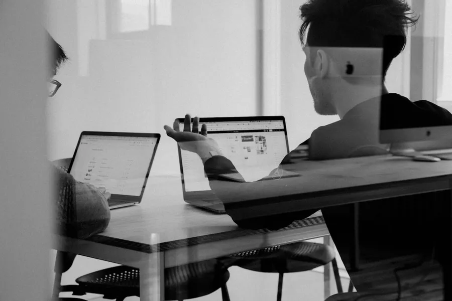 Ilustrasi mimpi rapat kerja — man using MacBook