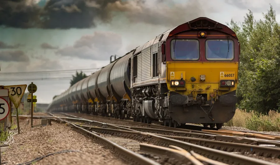 Ilustrasi mimpi rel kereta — yellow and black train on railways