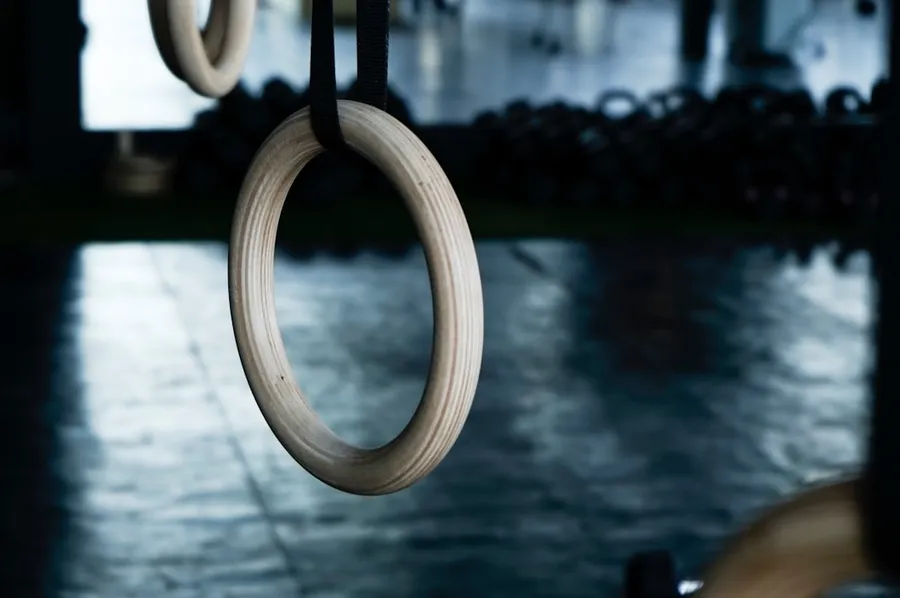 Ilustrasi mimpi ringen — white plastic hoop