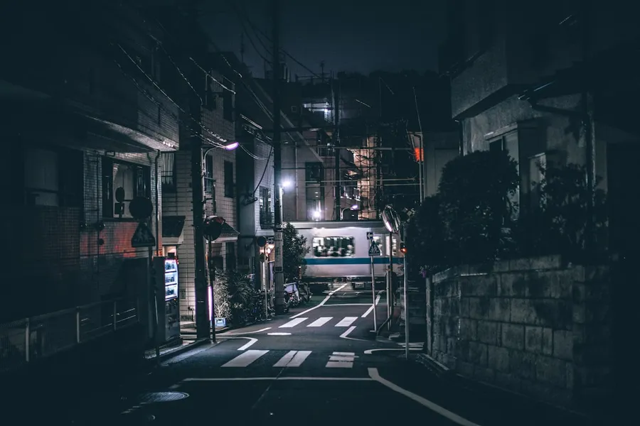 Ilustrasi mimpi ronda malam — narrow japanese street at night