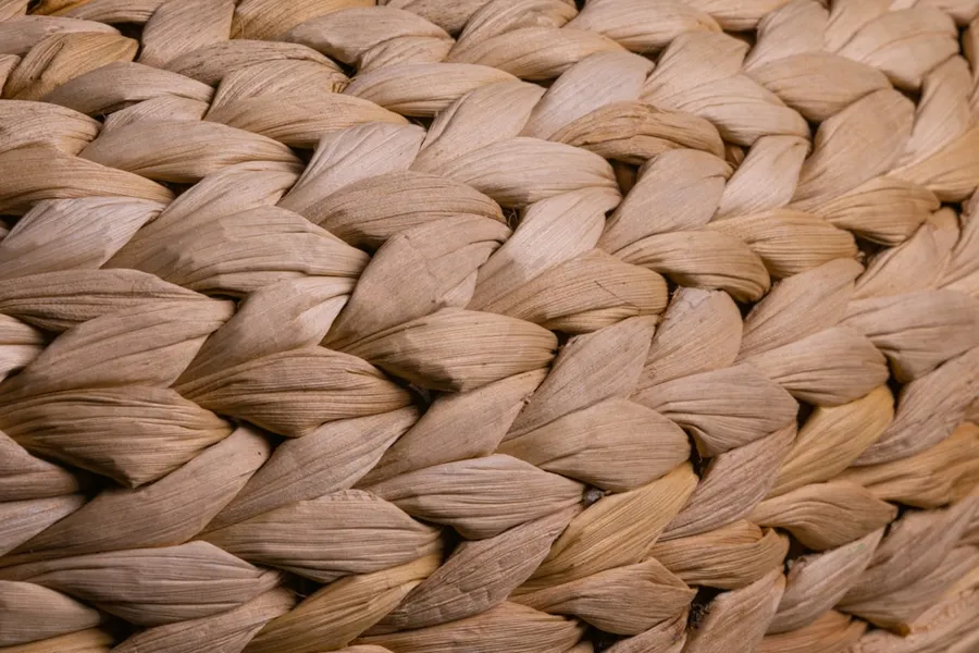 Ilustrasi mimpi tumbuhan rotan — brown woven textile in close up photography