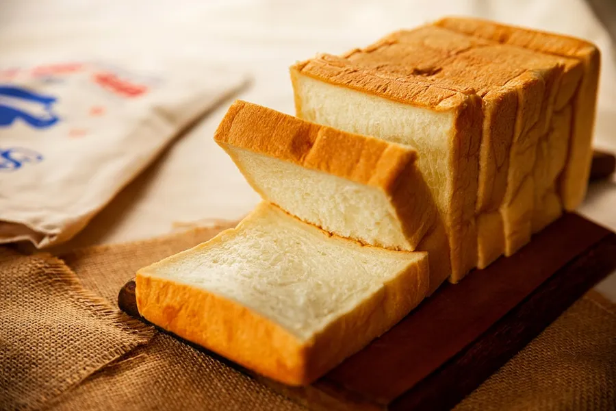 Ilustrasi mimpi roti — brown bread on brown wooden tray