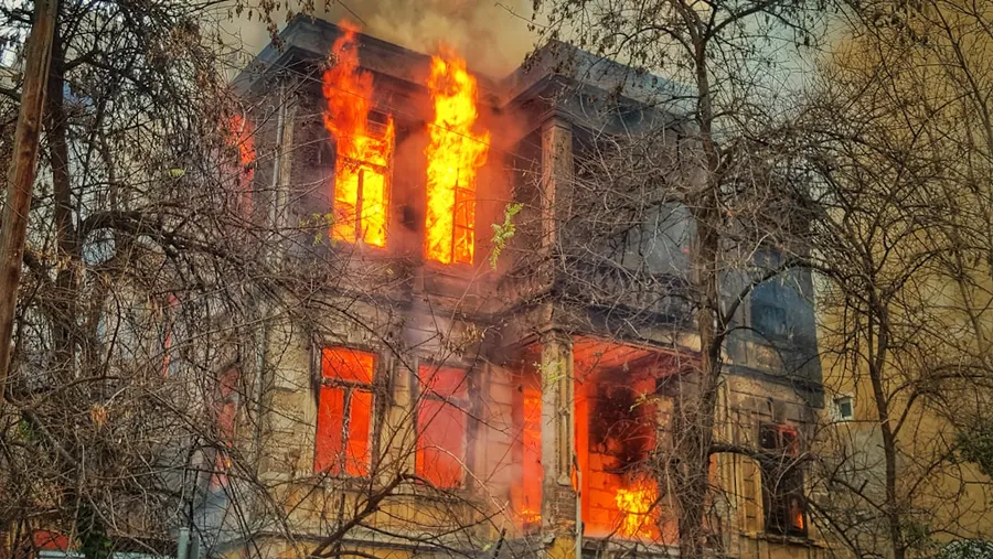 Ilustrasi mimpi rumah terbakar — photo of burning house near trees