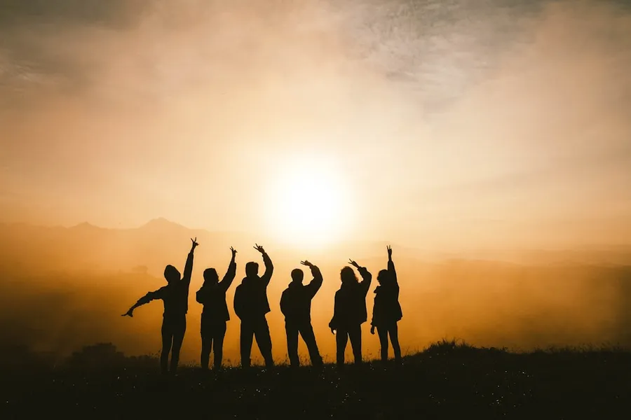 Ilustrasi mimpi sahabat — silhouette photo of six persons on top of mountain