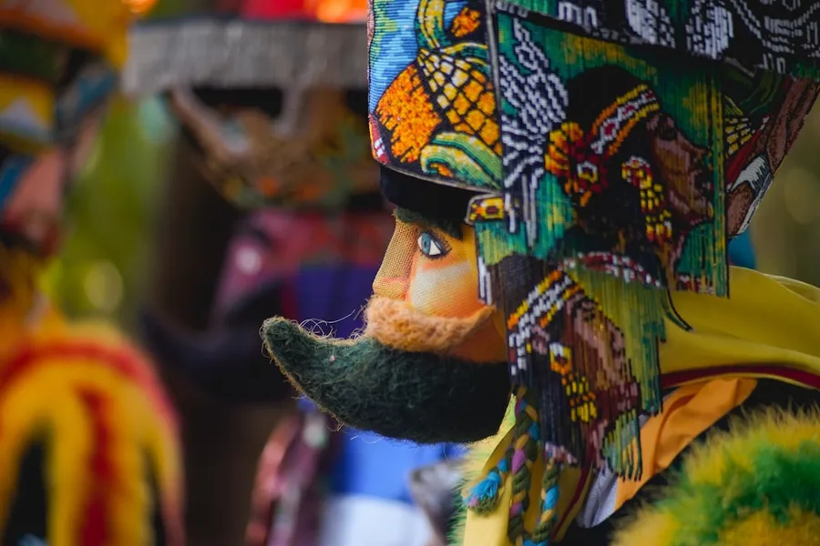 Ilustrasi mimpi sang pamuji — a close up of a person wearing a colorful costume