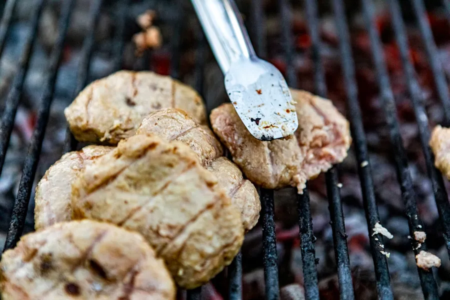Ilustrasi mimpi sapit api — brown cookies on black metal grill