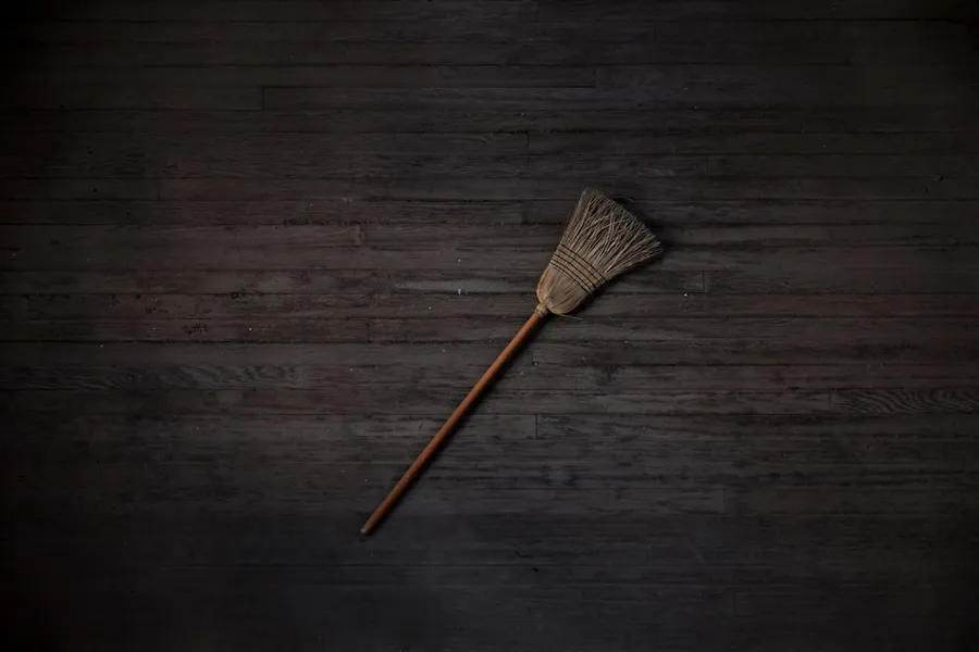 Ilustrasi mimpi sapu — brown and black brush on brown wooden table