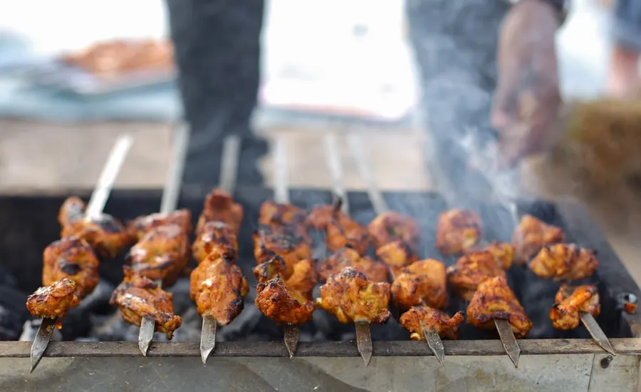 Ilustrasi mimpi sate ayam — grilled meat on charcoal grill