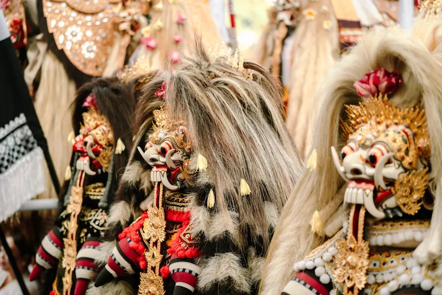 Ilustrasi mimpi sentiyaki — Close-up of traditional balinese barong masks with elaborate headdresses