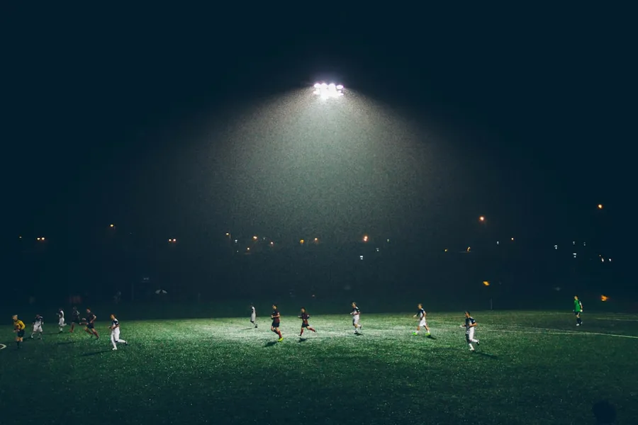 Ilustrasi mimpi sepak bola — group of people playing soccer on soccer field