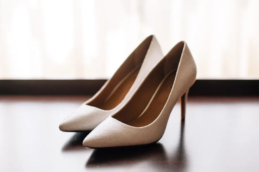 Ilustrasi mimpi sepatu — pair of women's brown pointed-toe pumps on board