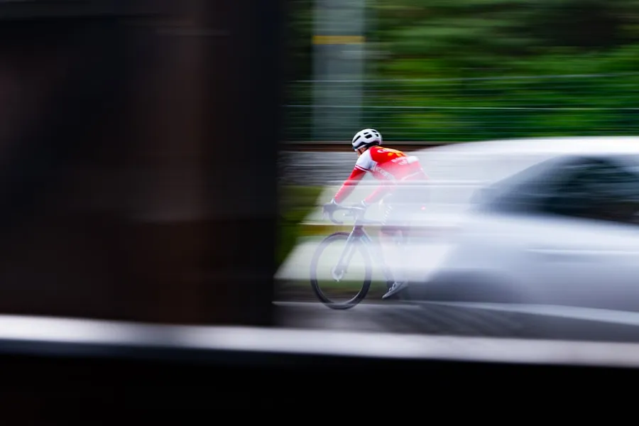 Ilustrasi mimpi sepeda sport — a blurry photo of a person riding a bike