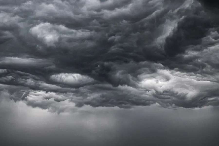 Ilustrasi mimpi setan — a black and white photo of storm clouds