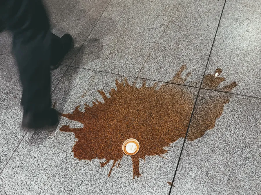Ilustrasi mimpi si ceroboh — coffee spill on floor