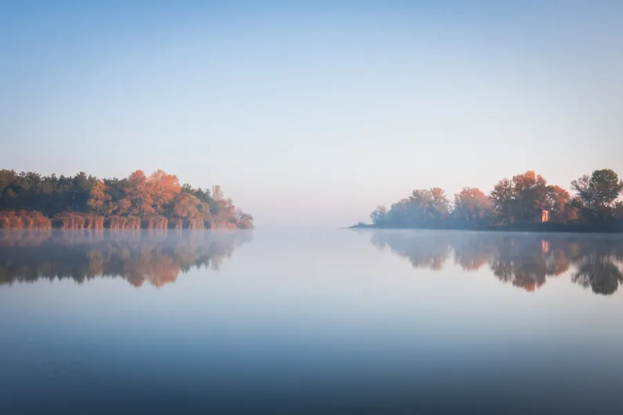 Ilustrasi mimpi siluman air — body of water