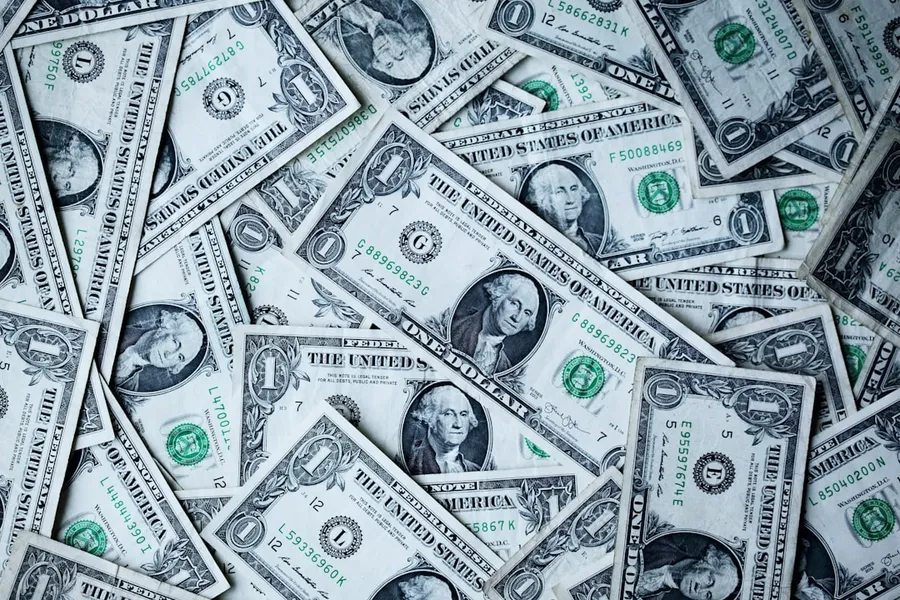 Ilustrasi mimpi simpan uang — 1 U.S.A dollar banknotes