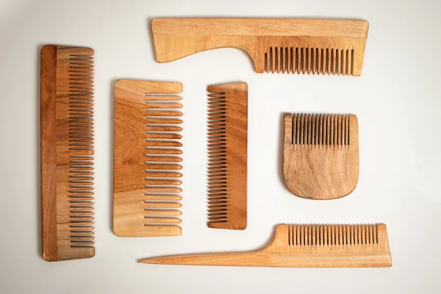 Ilustrasi mimpi sisir — a collection of wooden combs and combs on a white surface