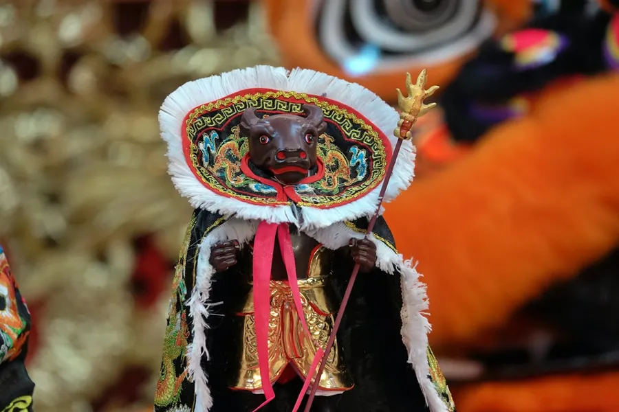 Ilustrasi mimpi sumbadra — A doll in a traditional costume holds a staff.