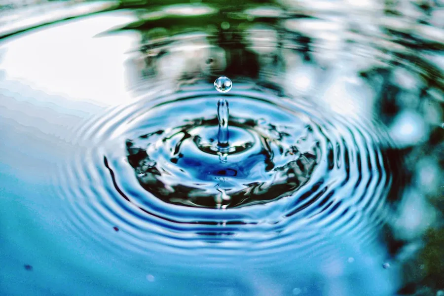 Ilustrasi mimpi sumur — water drop