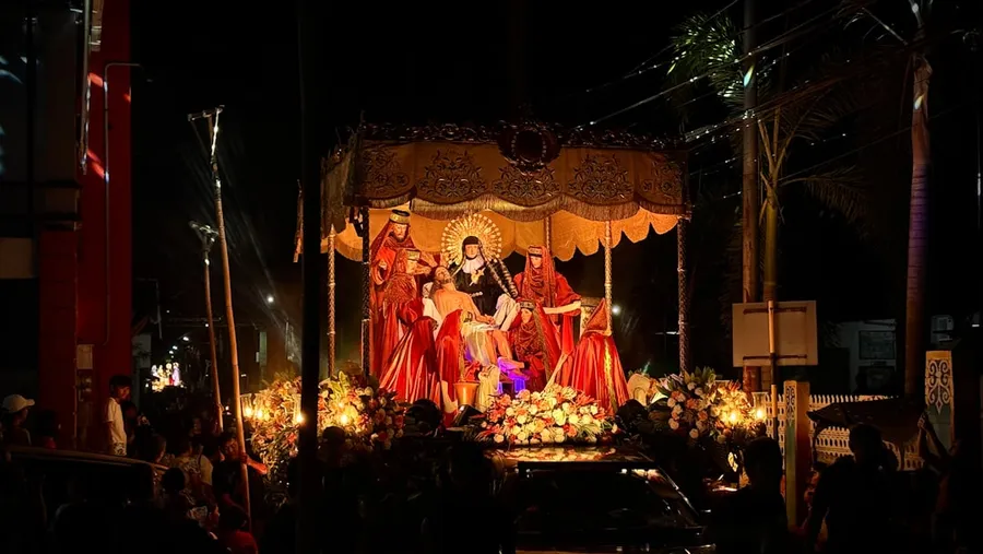 Ilustrasi mimpi talamaria — A religious procession with figures under a canopy